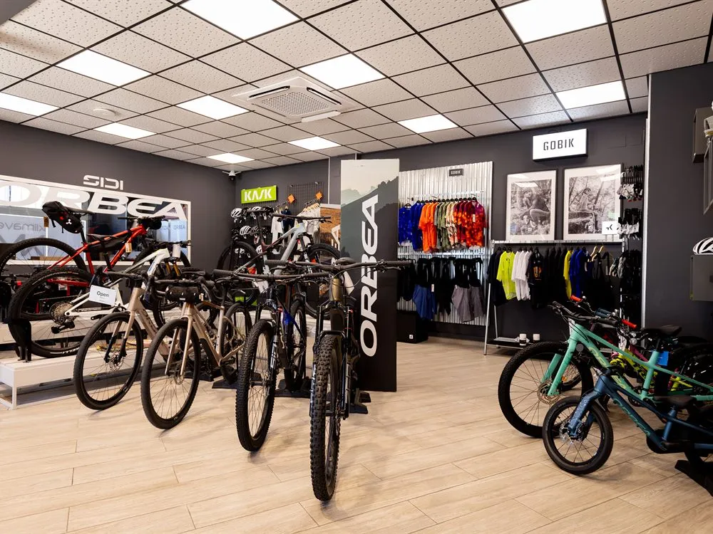 Interior de la tienda de bicicletas Klimaverso Bikes en Málaga