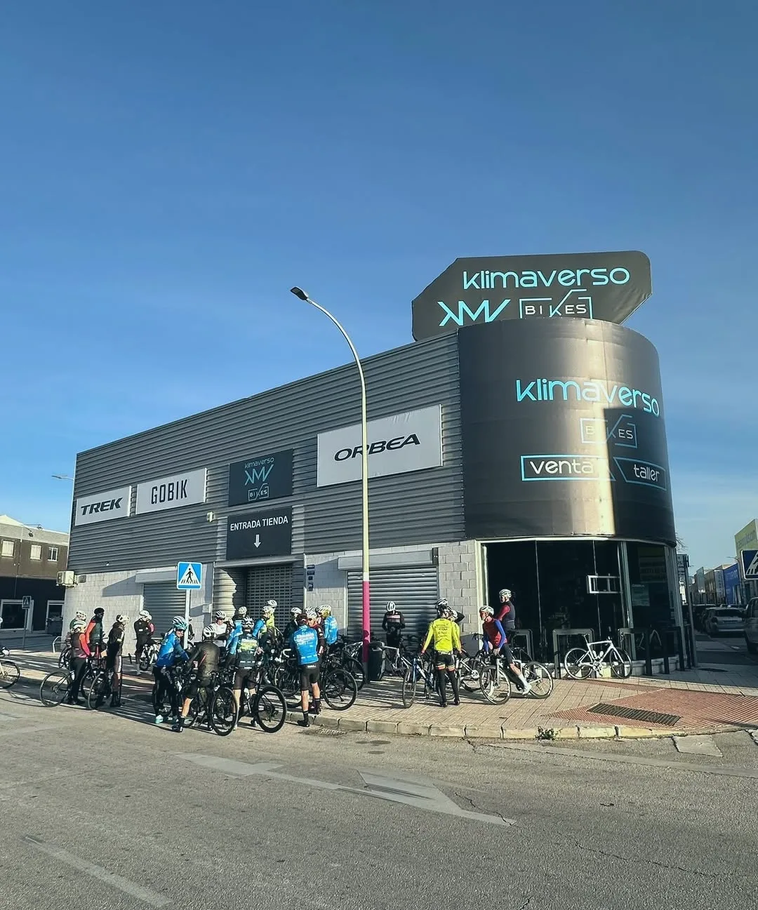 Fachada de la tienda Klimaverso Bikes en Málaga, distribuidor oficial Orbea