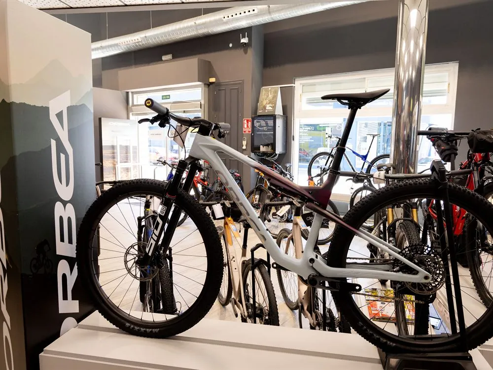 Bicicleta de montaña Orbea expuesta junto al expositor de la marca en la tienda de Málaga