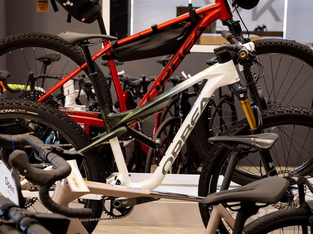 Bicicletas Orbea de montaña con el logotipo de la marca en el cuadro, en Klimaverso Bikes Málaga