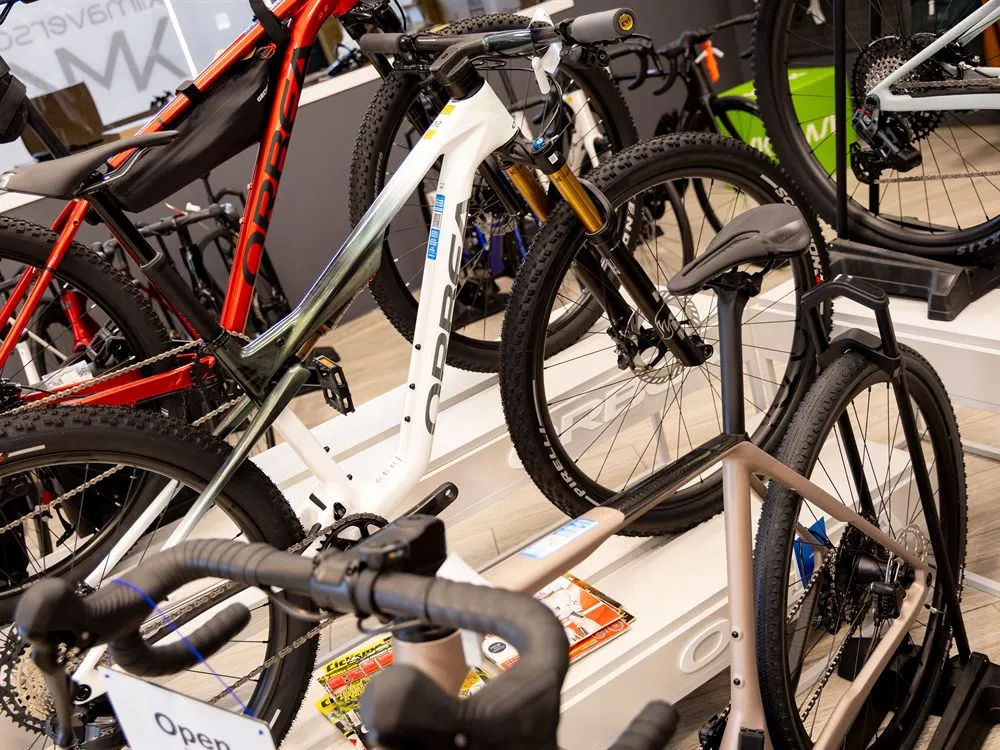 Bicicleta Orbea de montaña y gravel expuestas en la tienda Orbea de Málaga