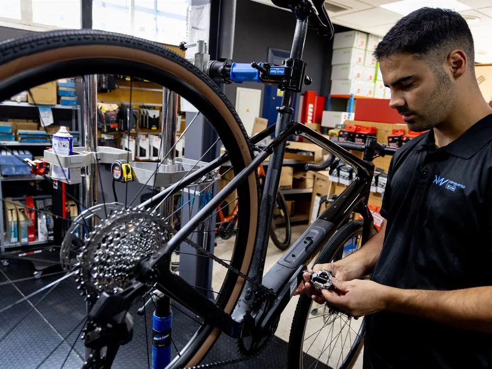 Bicicleta montada en el caballete del taller de bicicletas de Málaga