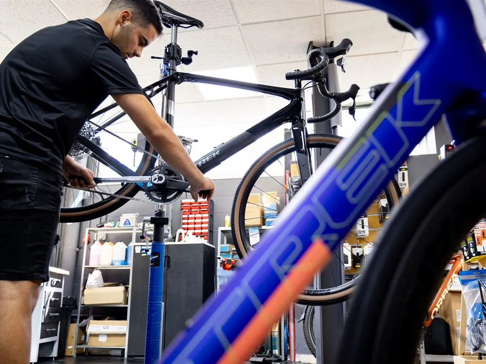 Puesta a punto de una bicicleta de carretera en el taller de Klimaverso Bikes