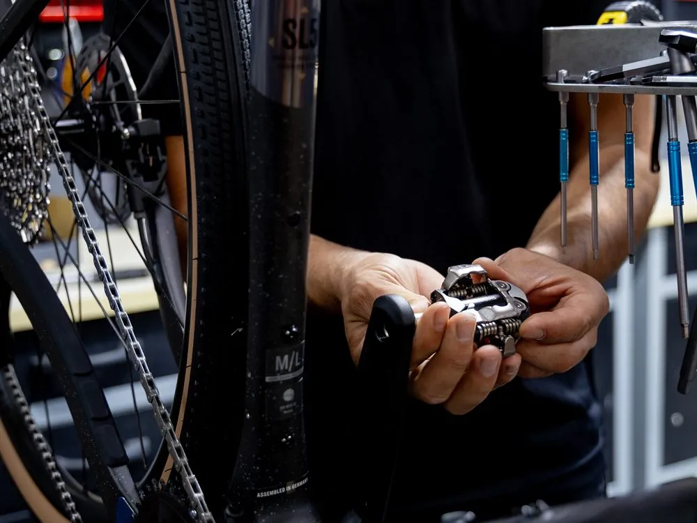 Detalle de una reparación en el taller de bicicletas Klimaverso Bikes de Málaga