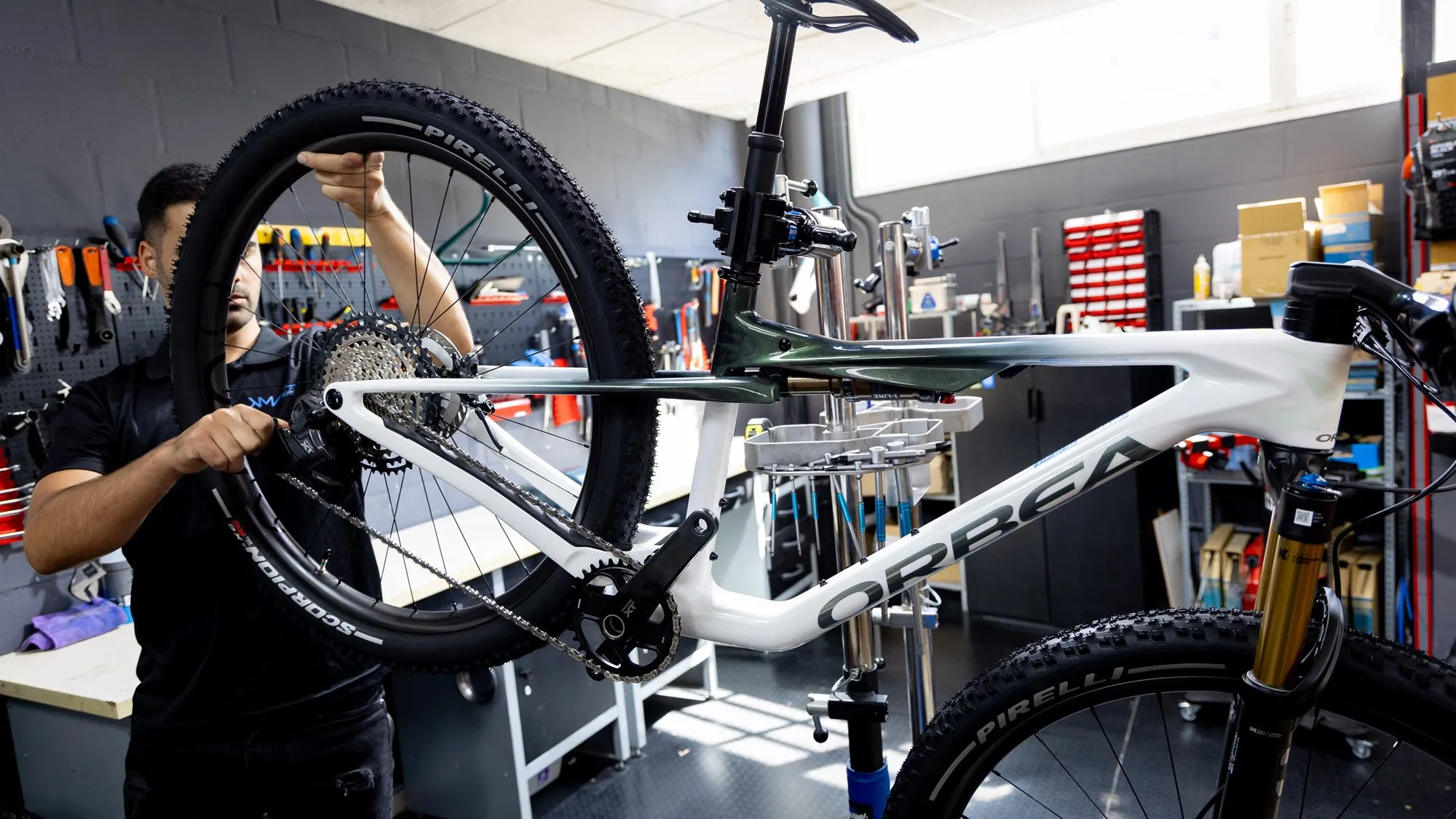Mecánico trabajando en una bicicleta en el taller de Klimaverso Bikes en Málaga