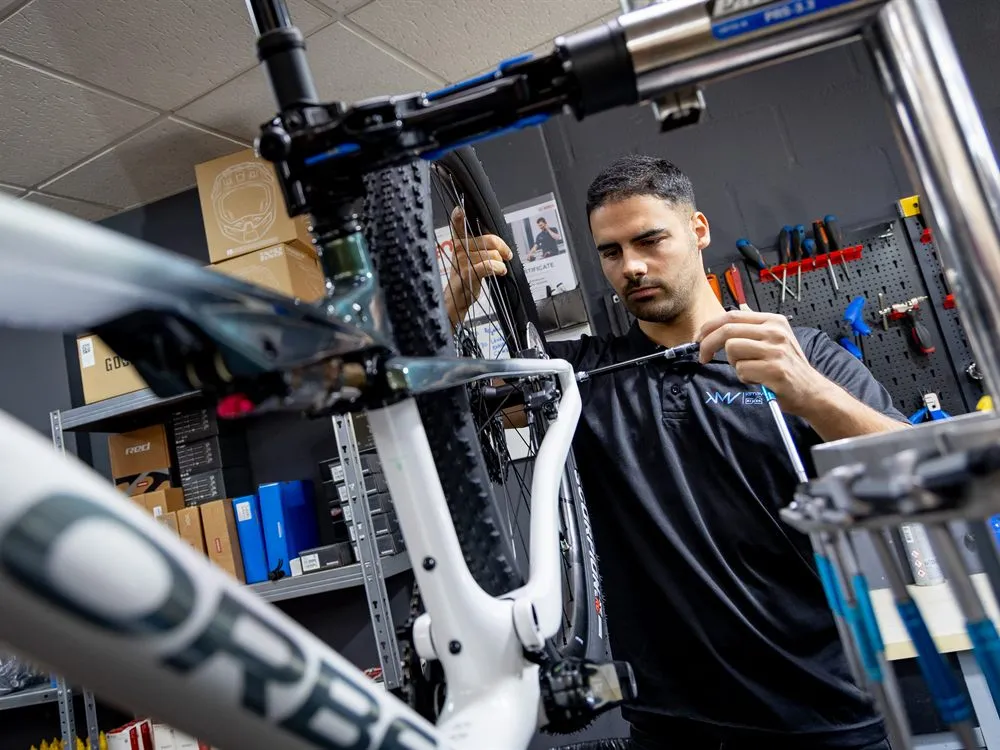 Puesta a punto de una bicicleta en el taller de Málaga