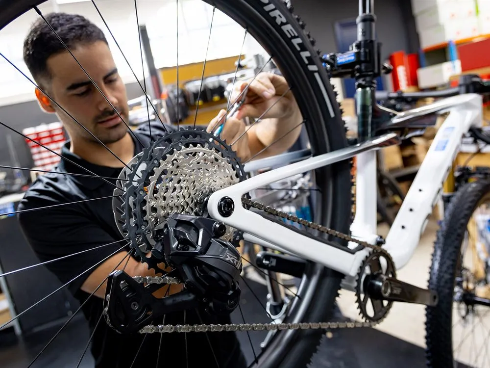 Ajuste de transmisión electrónica en el taller de bicicletas de Málaga
