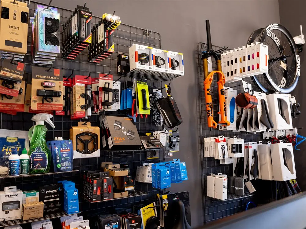 Componentes, accesorios y nutrición en la tienda Klimaverso Bikes de Málaga