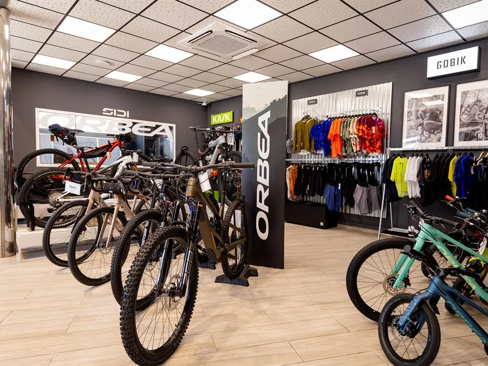 Sala de exposición de la tienda de bicicletas Klimaverso Bikes en Málaga