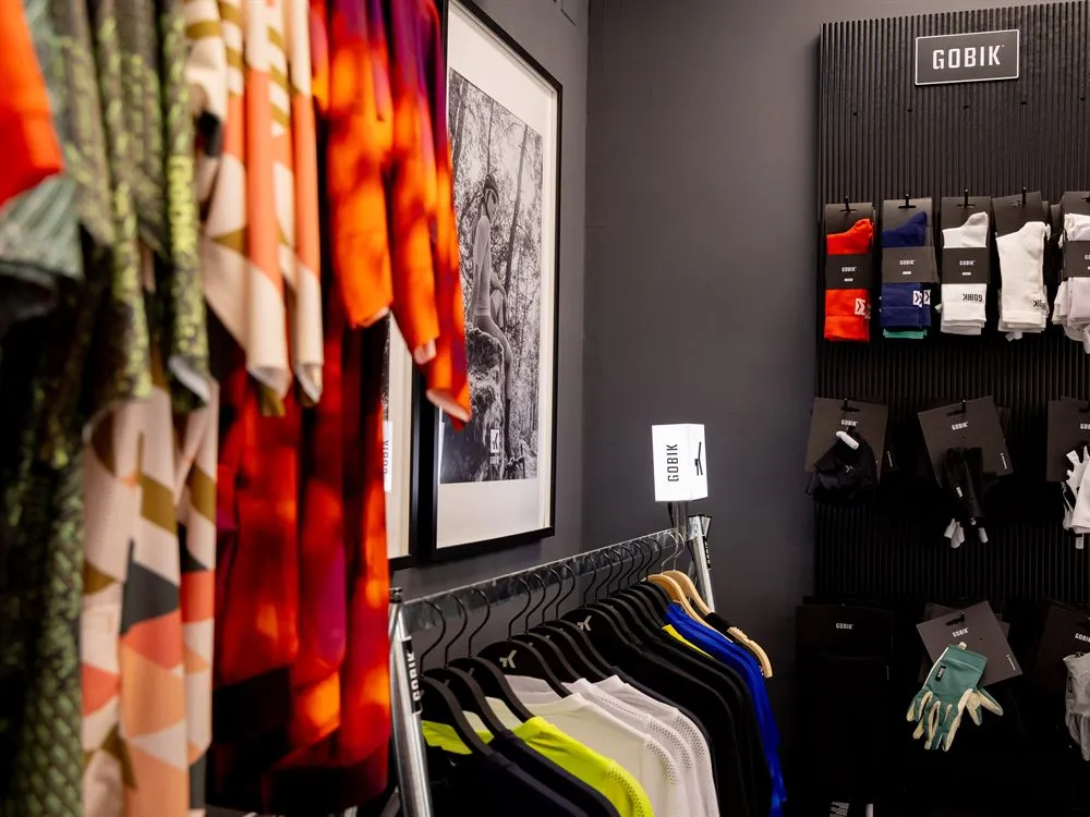 Córner de textil Gobik en la tienda Klimaverso Bikes de Málaga