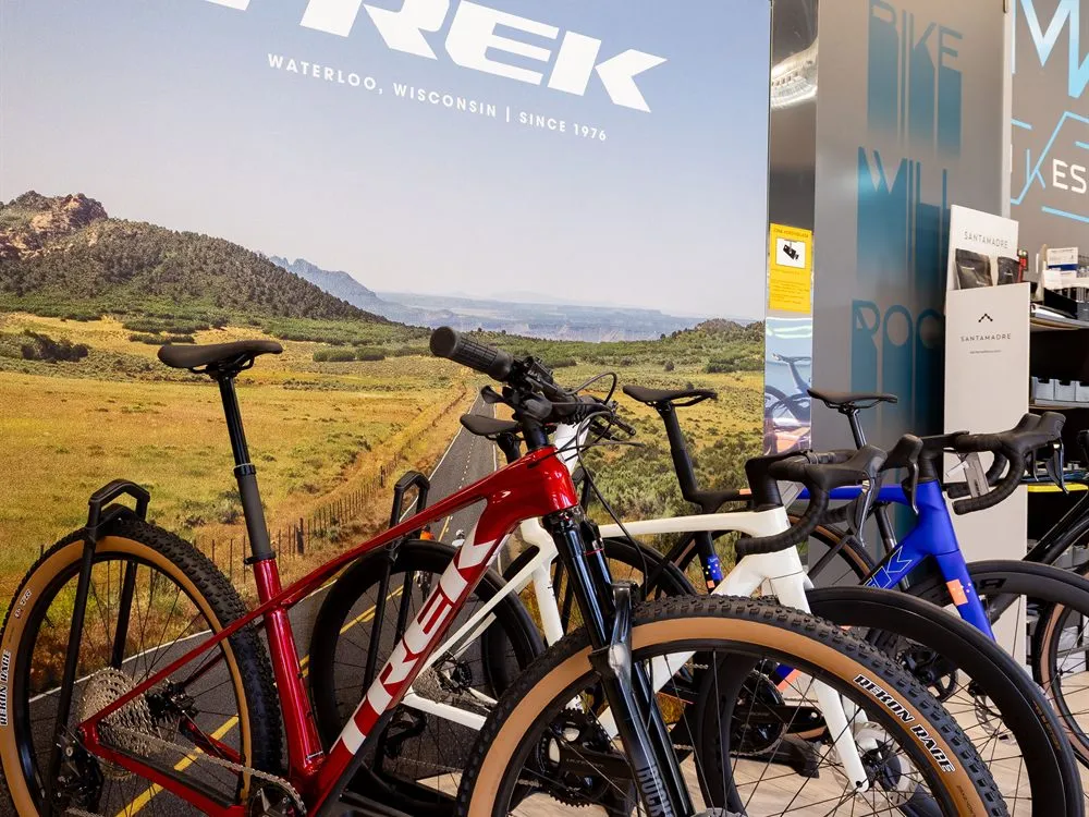 Bicicletas Trek expuestas bajo el rótulo de la marca en Málaga