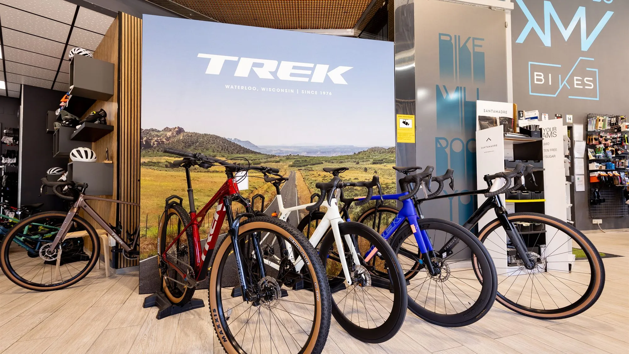 Zona Trek de la tienda Klimaverso Bikes en Málaga con bicicletas expuestas