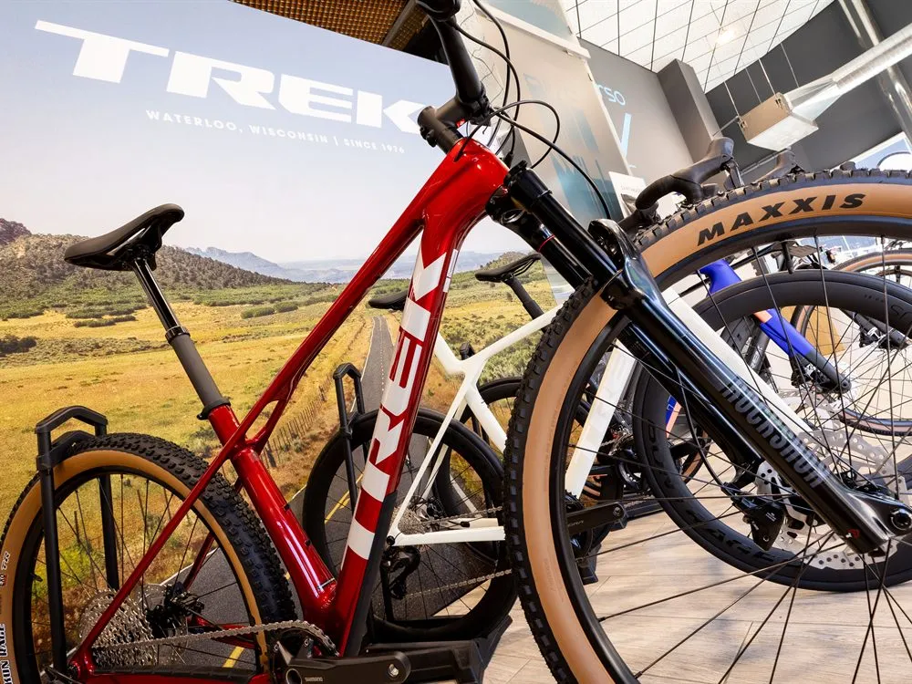 Detalle de una bicicleta Trek de montaña en la tienda de Málaga