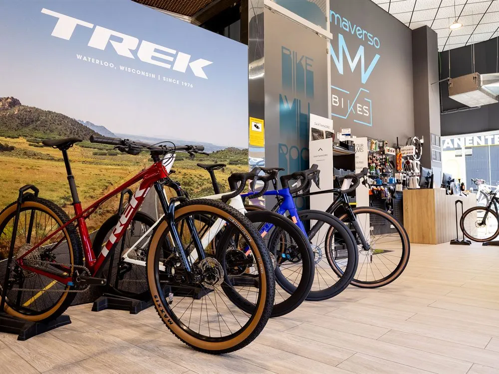 Bicicletas Trek de carretera expuestas en la tienda de Málaga