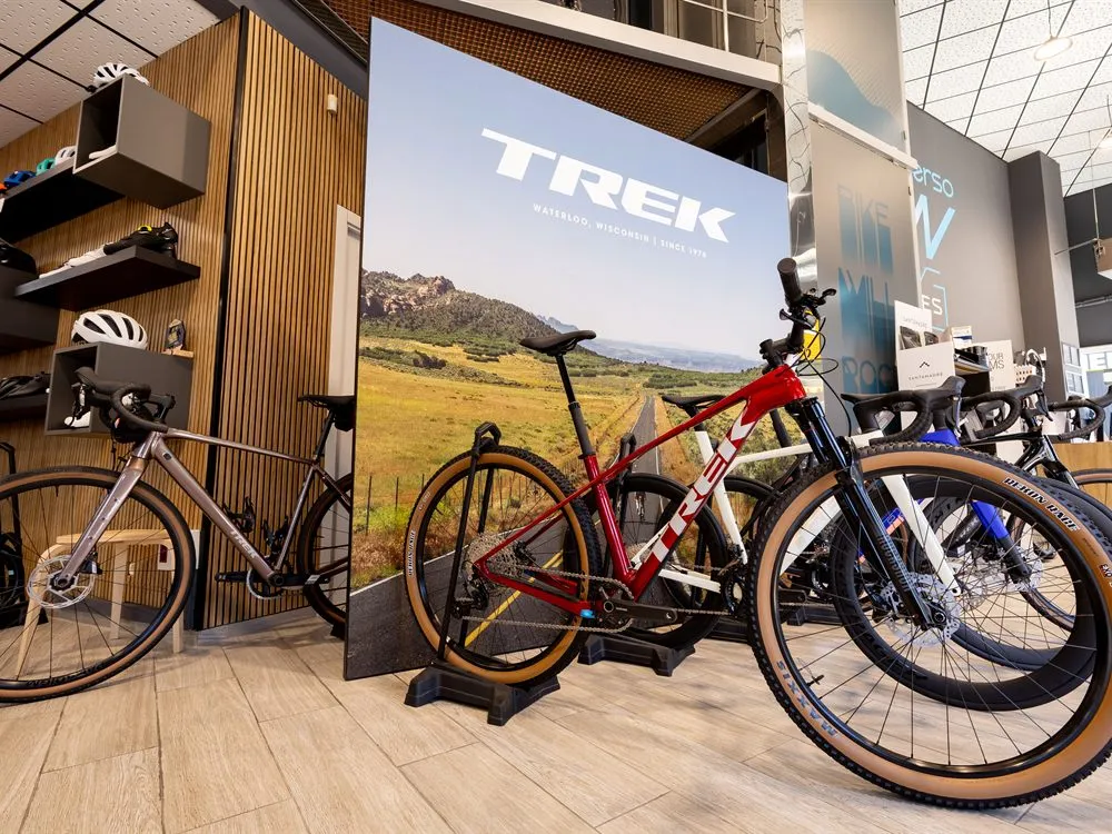 Bicicleta Trek urbana junto a la zona de cascos y accesorios
